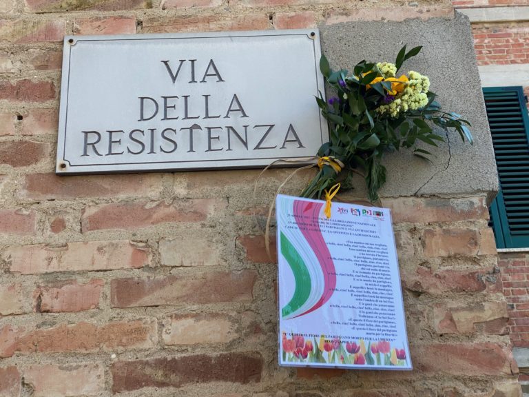 Fiori in ricordo dei partigiani – Le foto